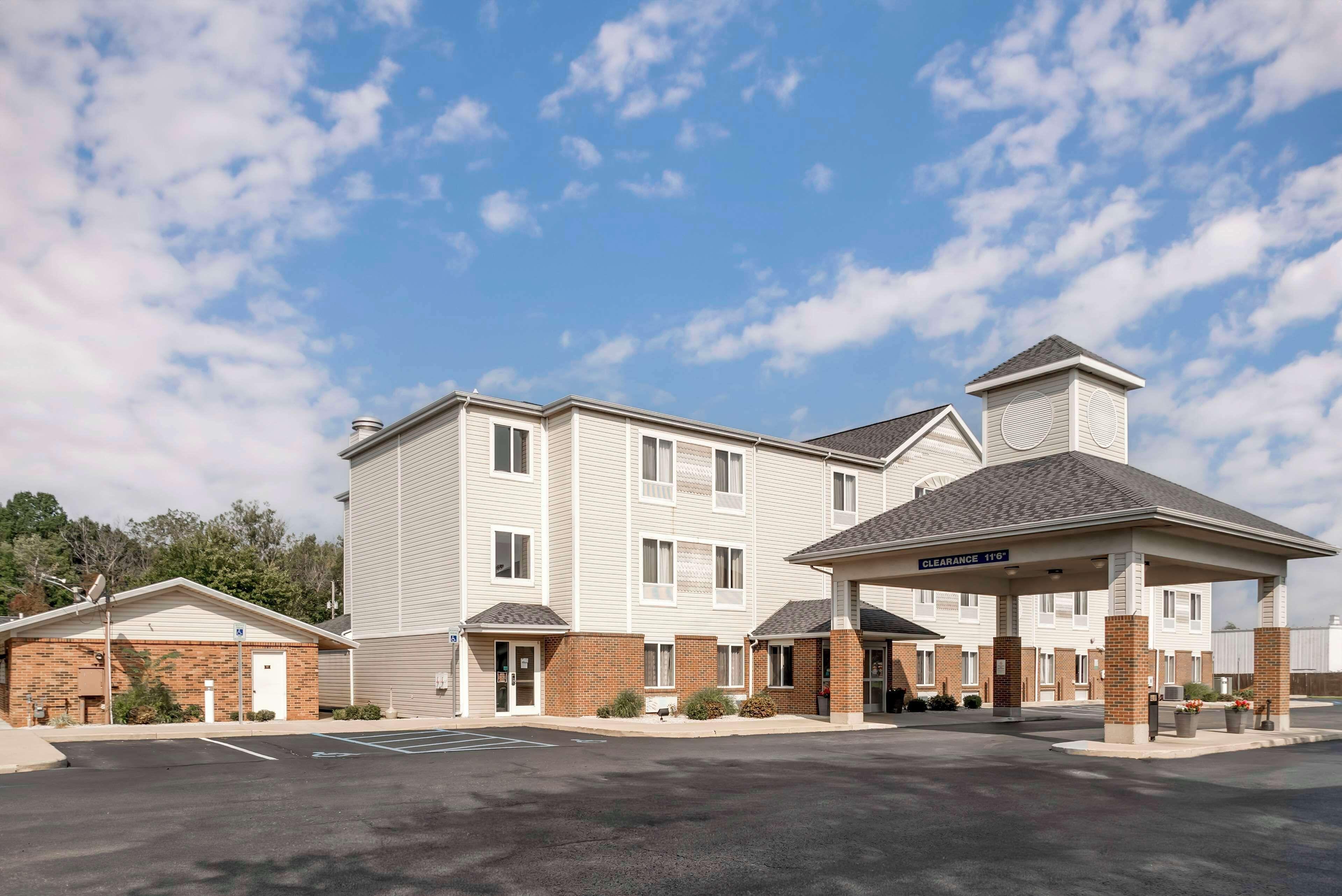 Staying Around Lake Michigan: 8 Best Western Hotels Compared
