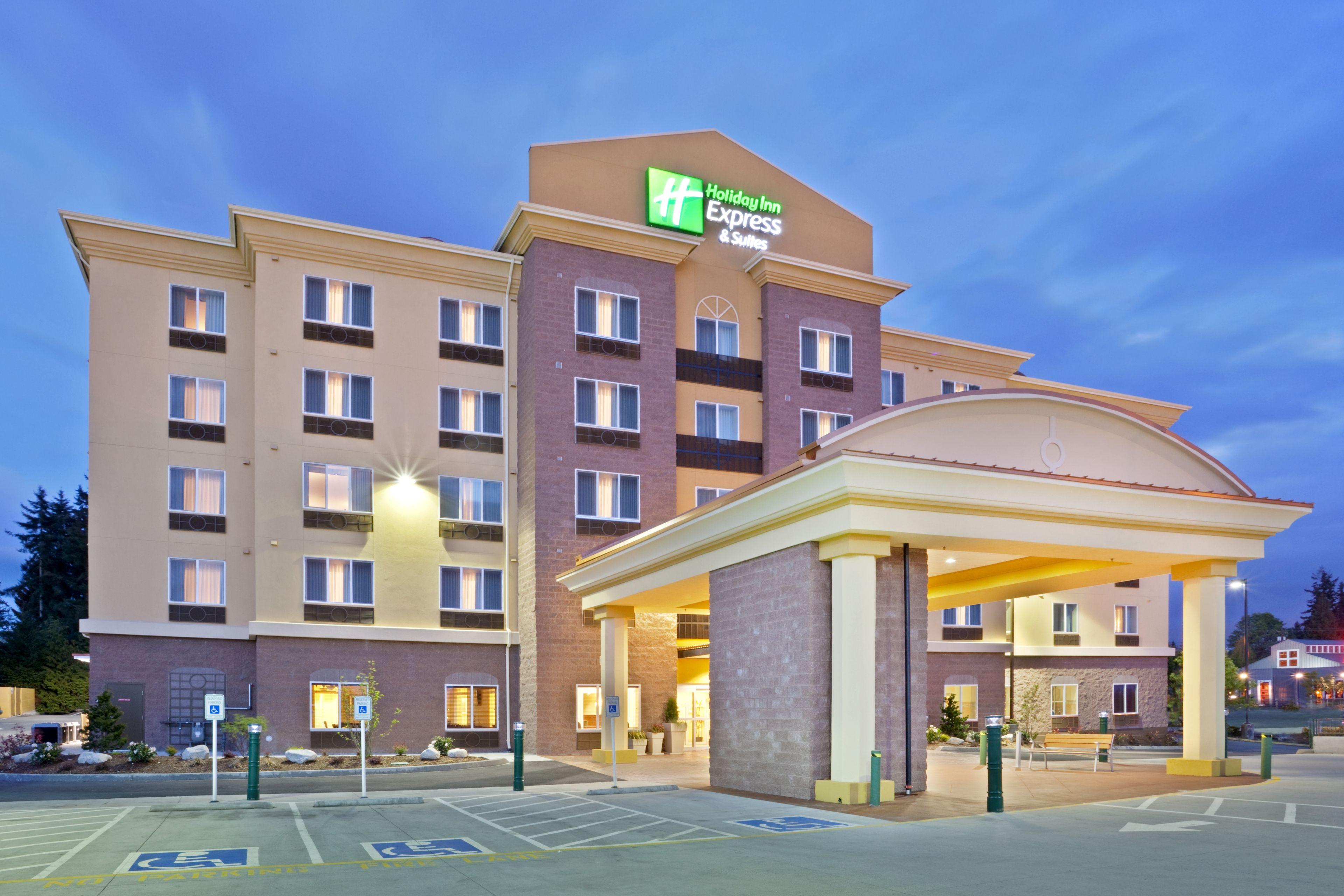 Staying Near James Village Shopping Center: 2 Airport Hotels Compared