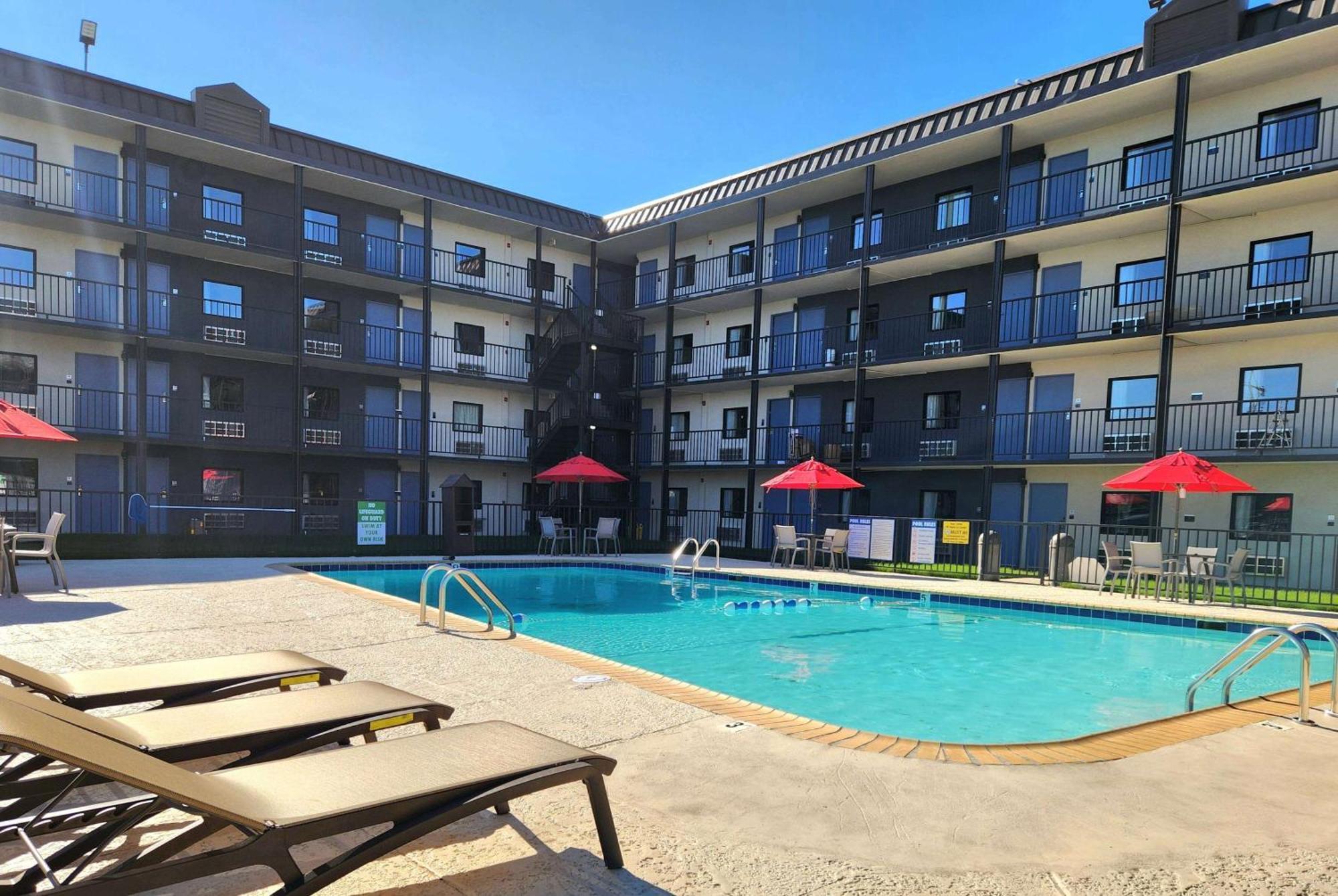 4 Smart 2-Star Hotels Near Zephyr Field Worth Booking