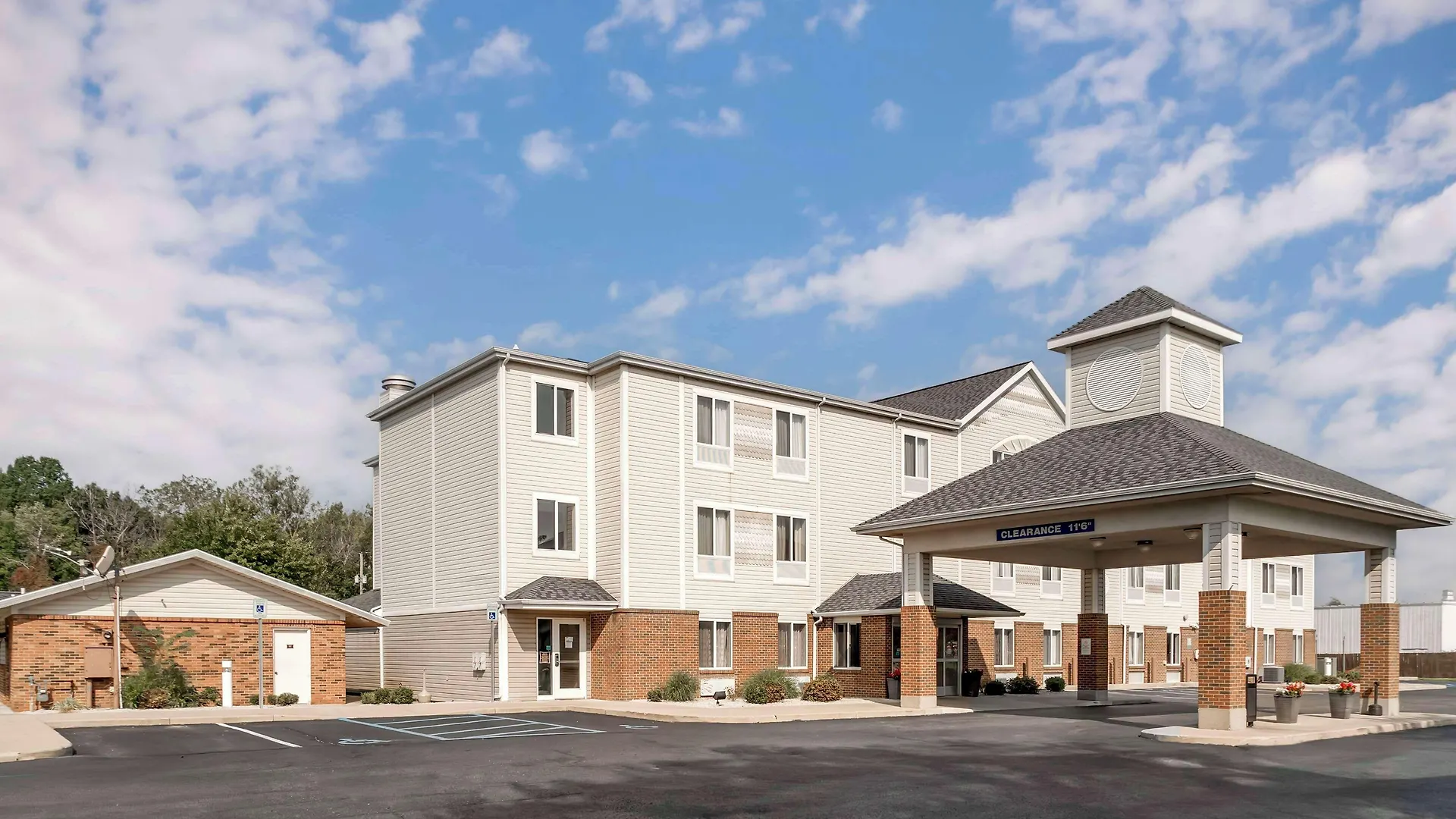 Staying Around Lake Michigan: 8 Best Western Hotels Compared