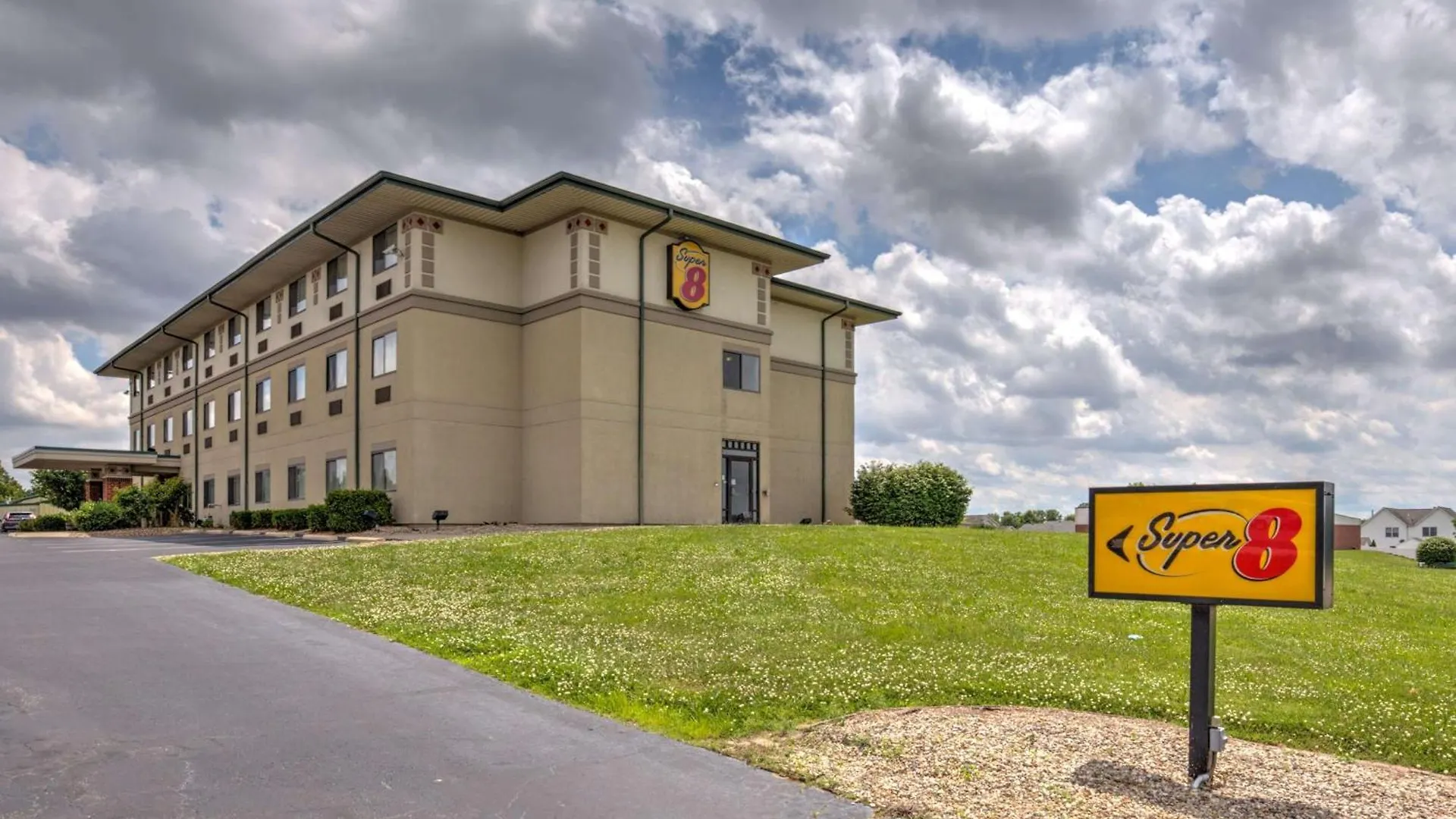 Staying in the Midwest: 15 Two-Star Hotels Compared