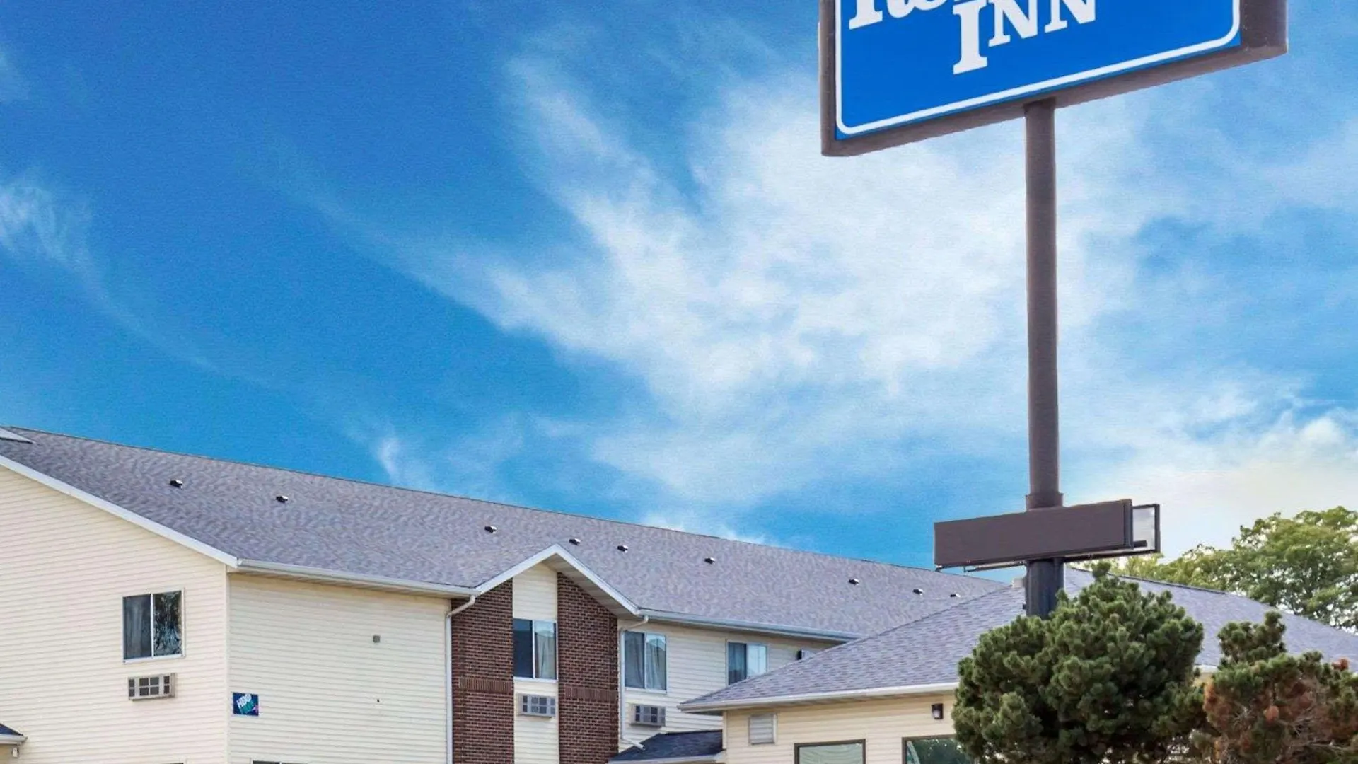 Where to Stay Near Wells Fargo Bank: 4 Budget Hotels in Cedar Rapids