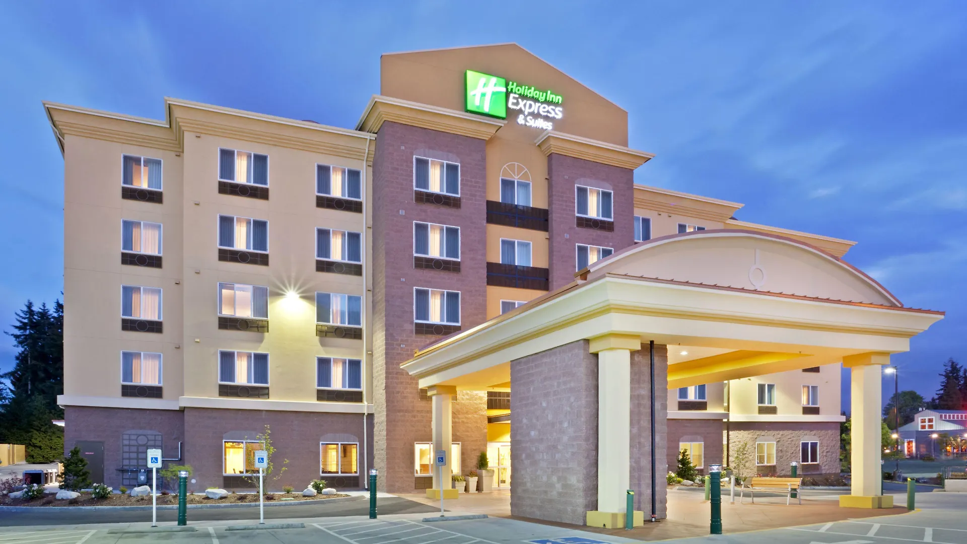 Staying Near James Village Shopping Center: 2 Airport Hotels Compared