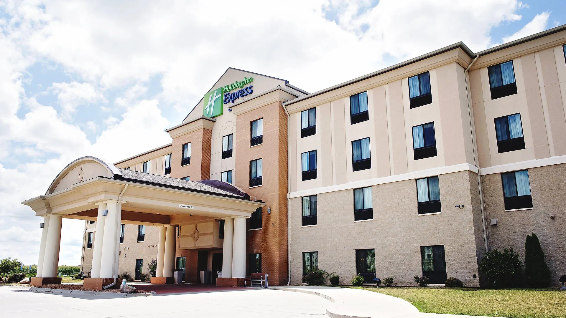 7 Standout Design Hotels Close to Waveland Golf Course