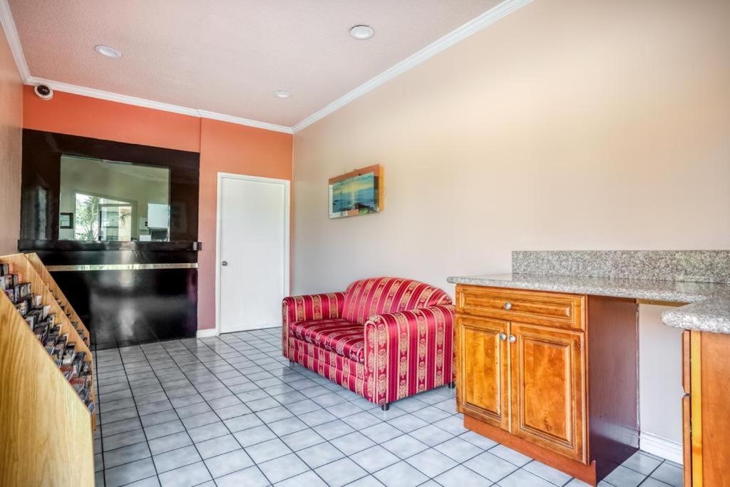 7 Affordable 2-Star Hotels Close to Rio San Gabriel Park